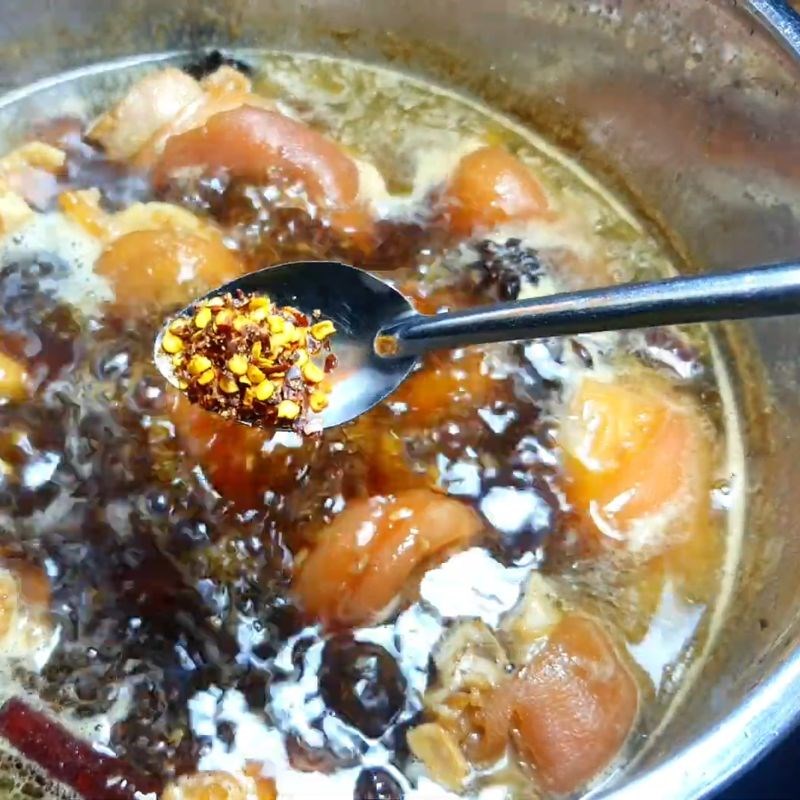 Bước 4 Kho giò heo nước tương lửa nhỏ giò heo kho nước tương