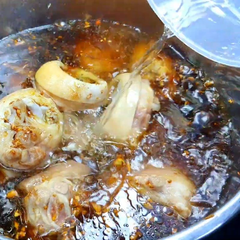 Bước 4 Kho giò heo nước tương lửa nhỏ giò heo kho nước tương