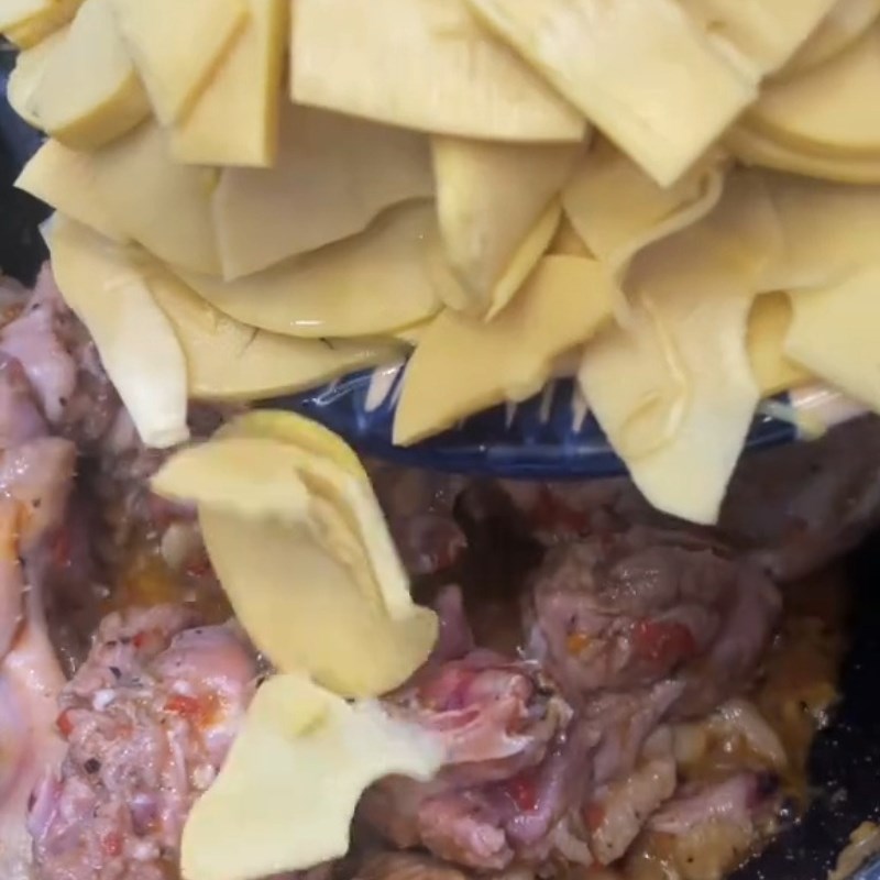 Bước 3 Kho thịt vịt với măng Vịt kho măng