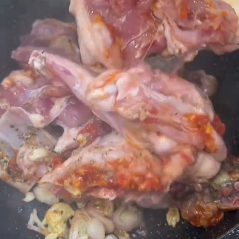 Bước 3 Kho thịt vịt với măng Vịt kho măng