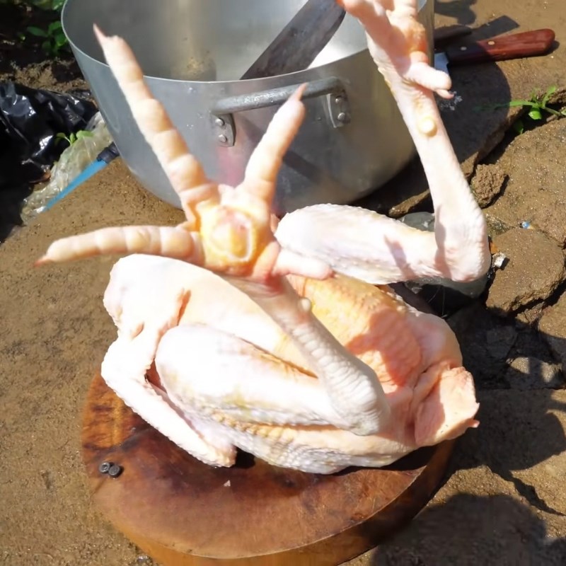 Bước 1 Khử mùi hôi và làm sạch gà Mổ gà cúng