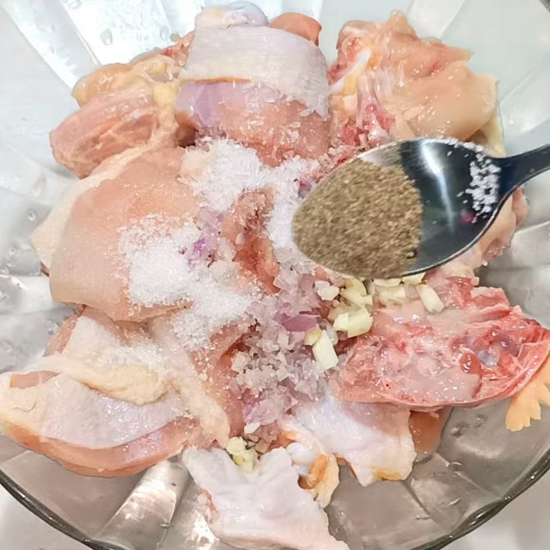 Bước 2 Khử mùi và ướp thịt gà Canh gà rau củ