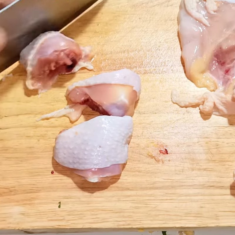 Bước 2 Khử mùi và ướp thịt gà Canh gà rau củ