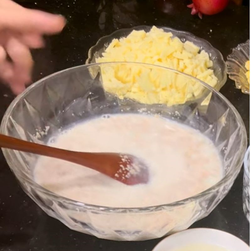 Bước 1 Kích hoạt men nở bánh bao bò phô mai