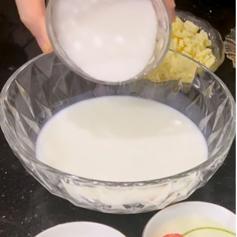 Bước 1 Kích hoạt men nở bánh bao bò phô mai