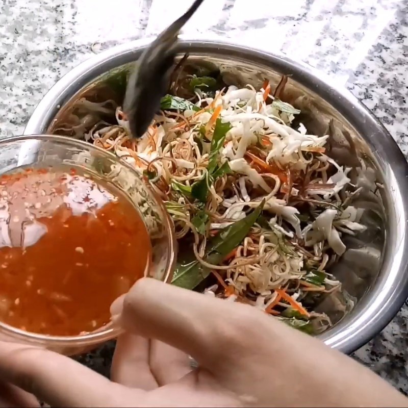 Bước 4 Làm gỏi vịt miền Tây và nước chấm Cháo vịt miền Tây