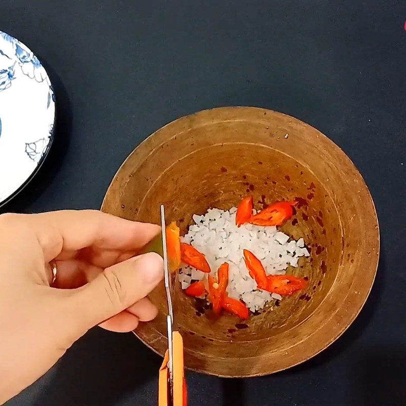 Bước 4 Làm muối chấm Gà hấp tỏi