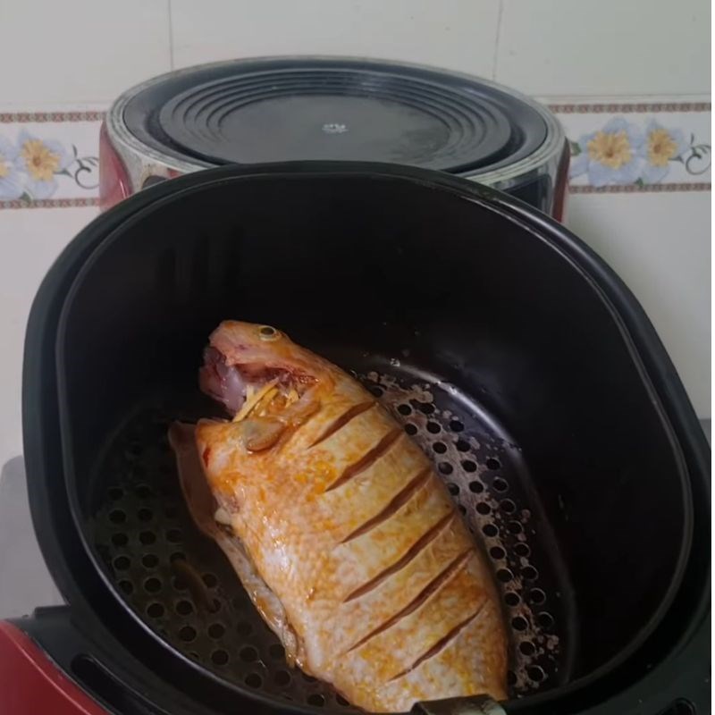 Bước 4 Làm nóng nồi chiên không dầu và nướng cá lần 1 cá diêu hồng nướng nồi chiên không dầu