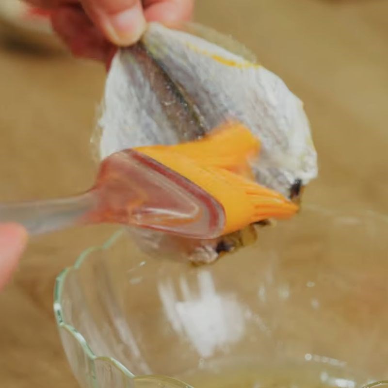 Bước 2 Làm nóng nồi chiên không dầu và phết gia vị Nướng cá chỉ vàng bằng nồi chiên không dầu