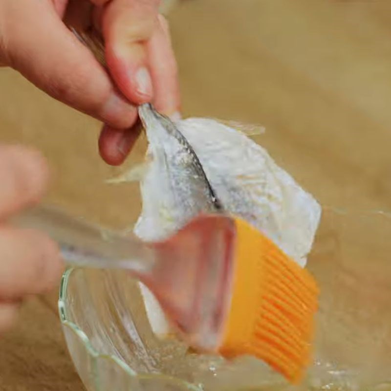 Bước 2 Làm nóng nồi chiên không dầu và phết gia vị Nướng cá chỉ vàng bằng nồi chiên không dầu