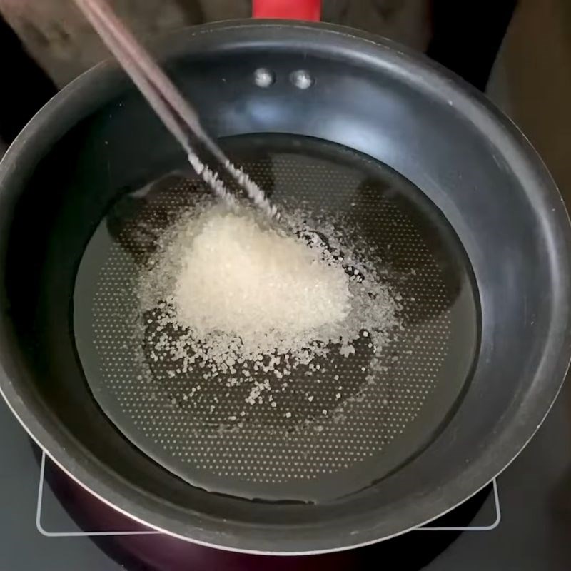 Bước 3 Làm nước màu (caramel) và phi thơm hành kho cá bống cứng