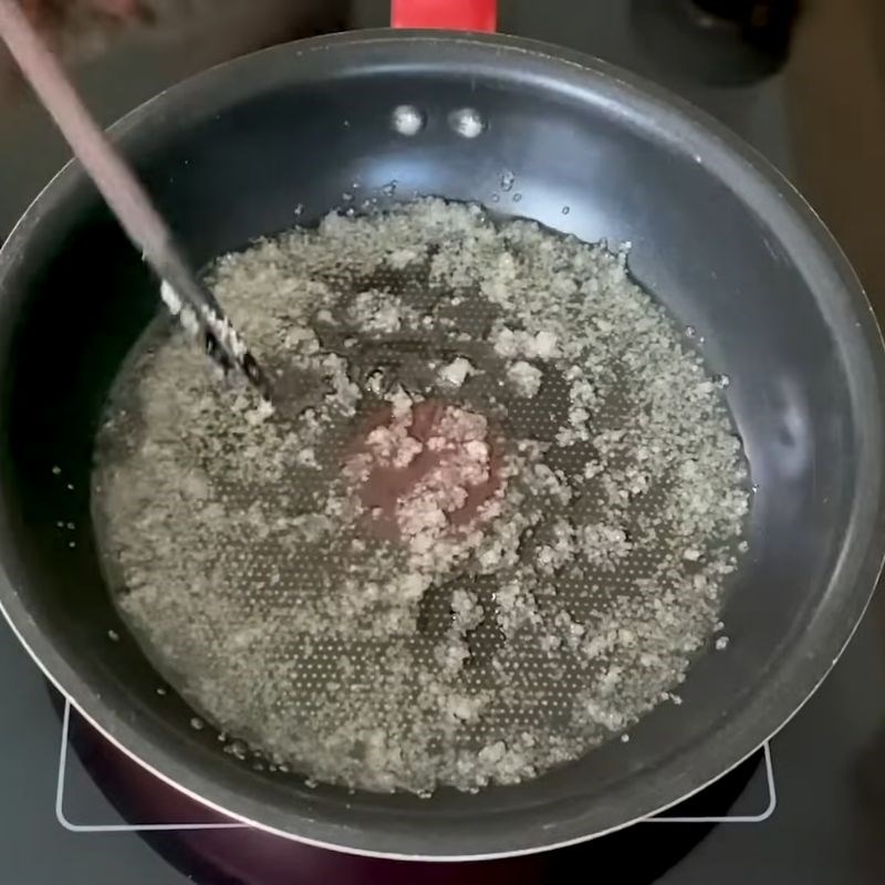 Bước 3 Làm nước màu (caramel) và phi thơm hành kho cá bống cứng