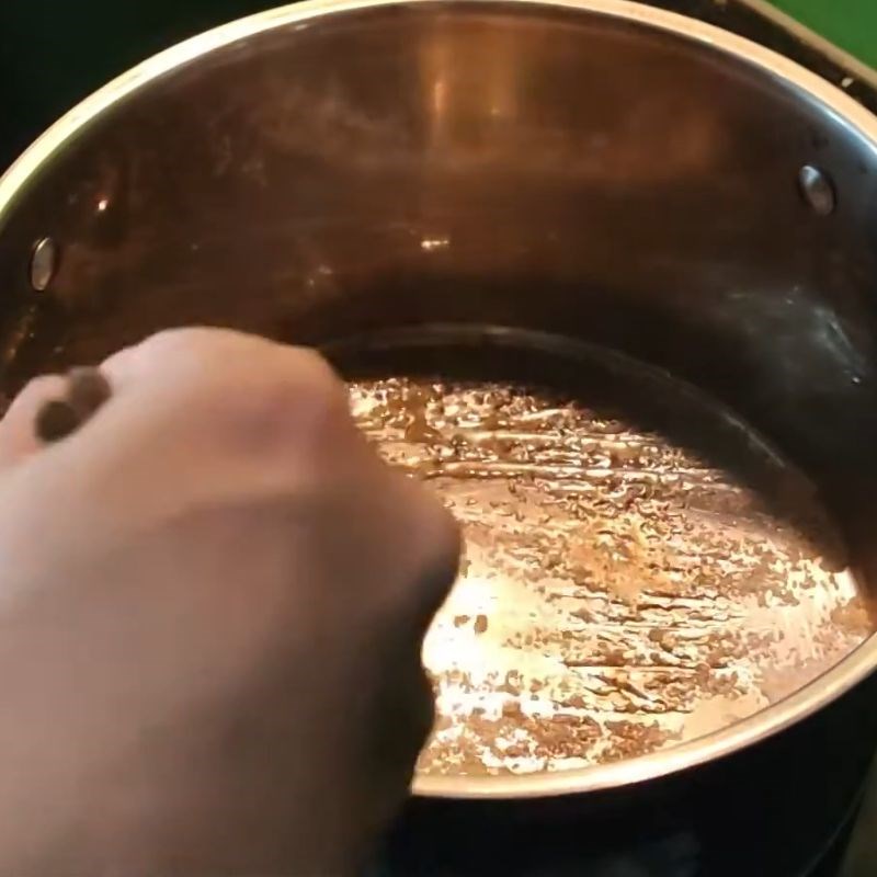 Bước 2 Làm nước màu chuẩn vị cá kho bằng nồi nấu chậm