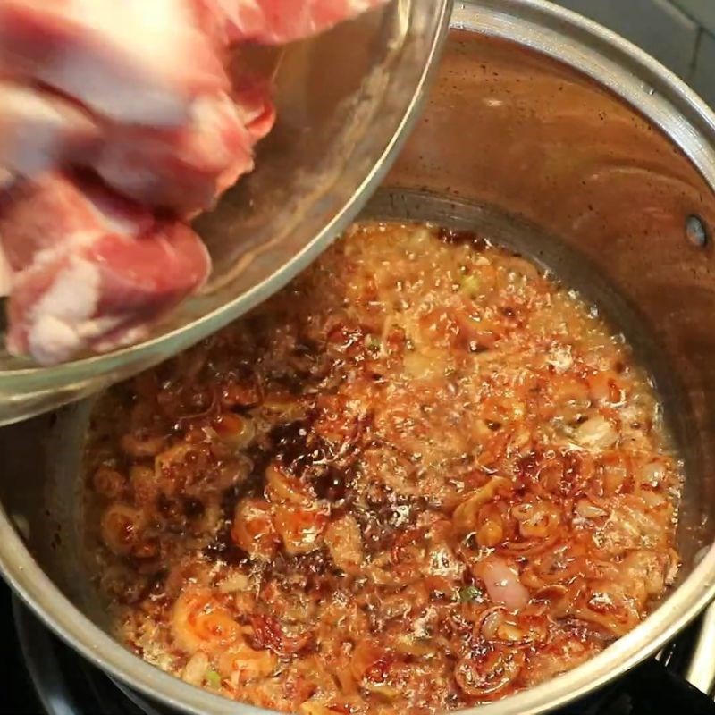 Bước 2 Làm nước màu và xào thịt ba chỉ thịt kho nước tương