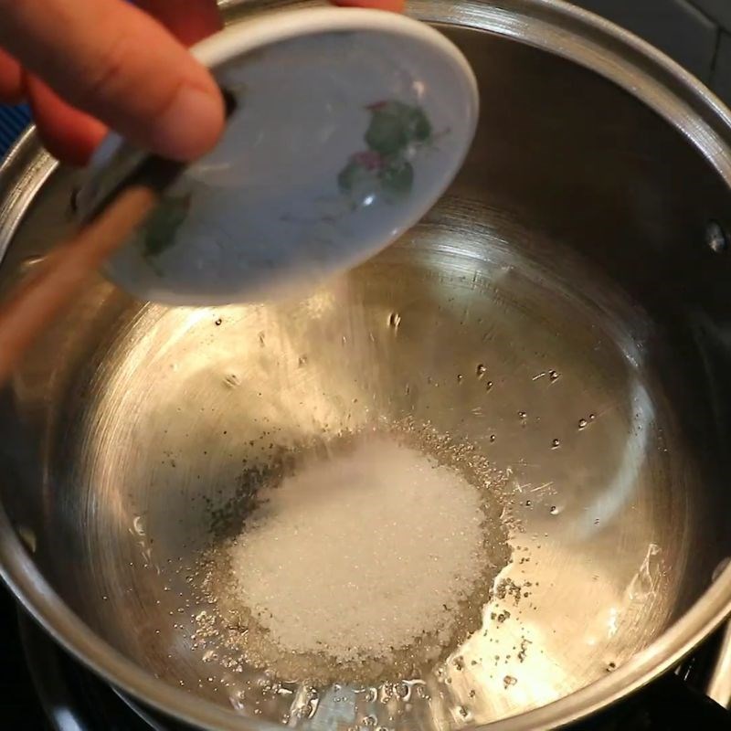 Bước 2 Làm nước màu và xào thịt ba chỉ thịt kho nước tương