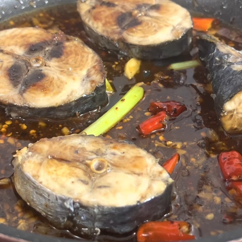 Bước 5 Làm nước sốt và kho cá ngừ đậm đà Cá ngừ kho măng