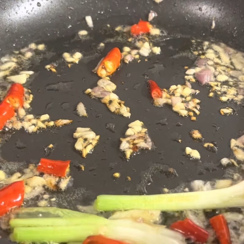 Bước 5 Làm nước sốt và kho cá ngừ đậm đà Cá ngừ kho măng