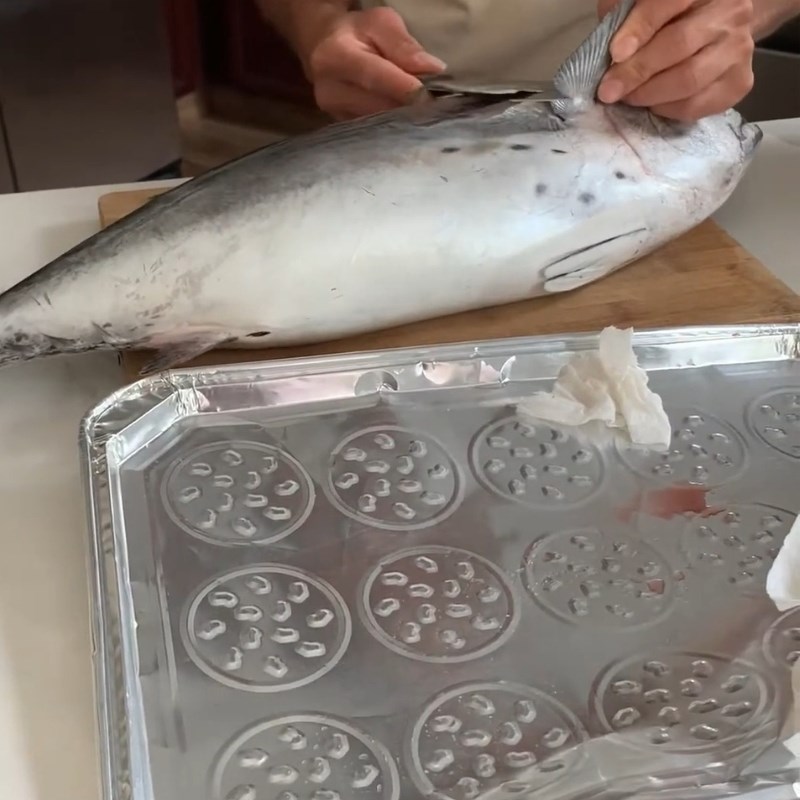 Bước 1 Làm sạch và lọc thịt cá ngừ Mắm ruột