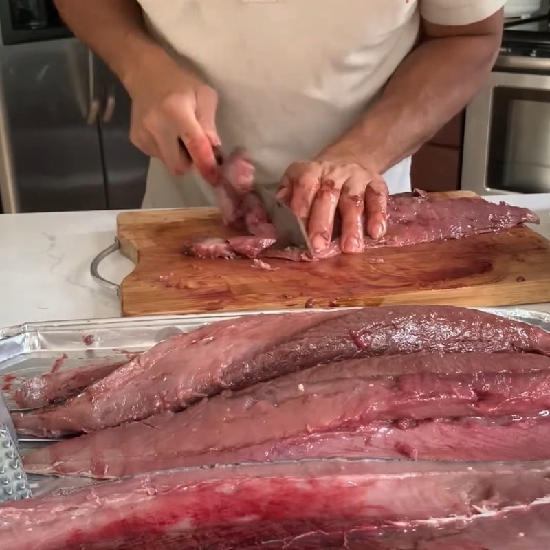 Bước 1 Làm sạch và lọc thịt cá ngừ Mắm ruột