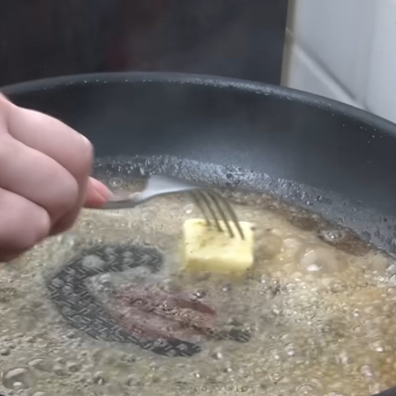 Bước 3 Làm sốt bơ tỏi mật ong thơm lừng Thịt heo áp chảo