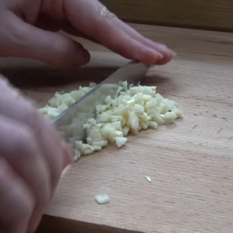 Bước 3 Làm sốt bơ tỏi mật ong thơm lừng Thịt heo áp chảo