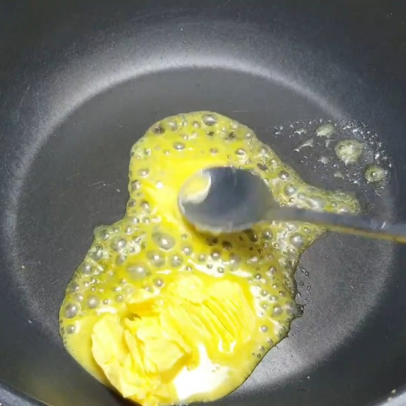 Bước 3 Làm tan bơ Sốt tắc chấm bánh tráng