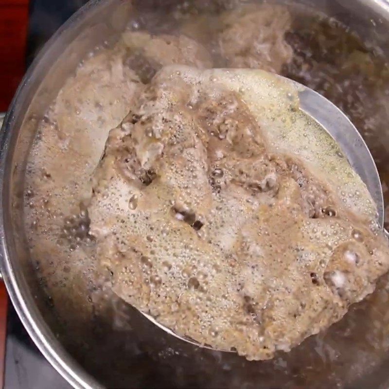 Bước 1 Lấy nước cốt cua đồng Canh bún