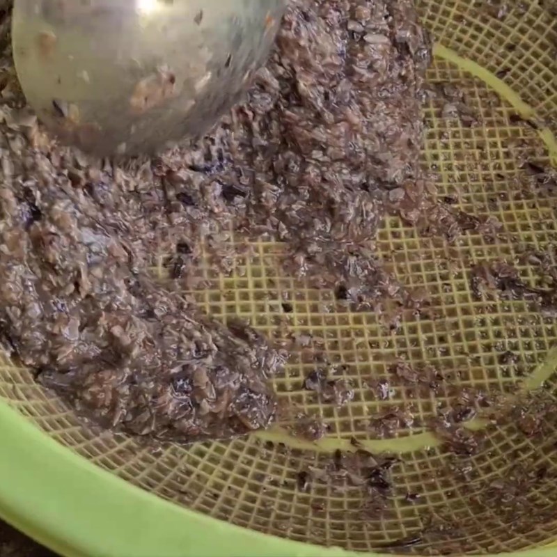 Bước 2 Lọc nước cua để có riêu cua Chả cua bún riêu
