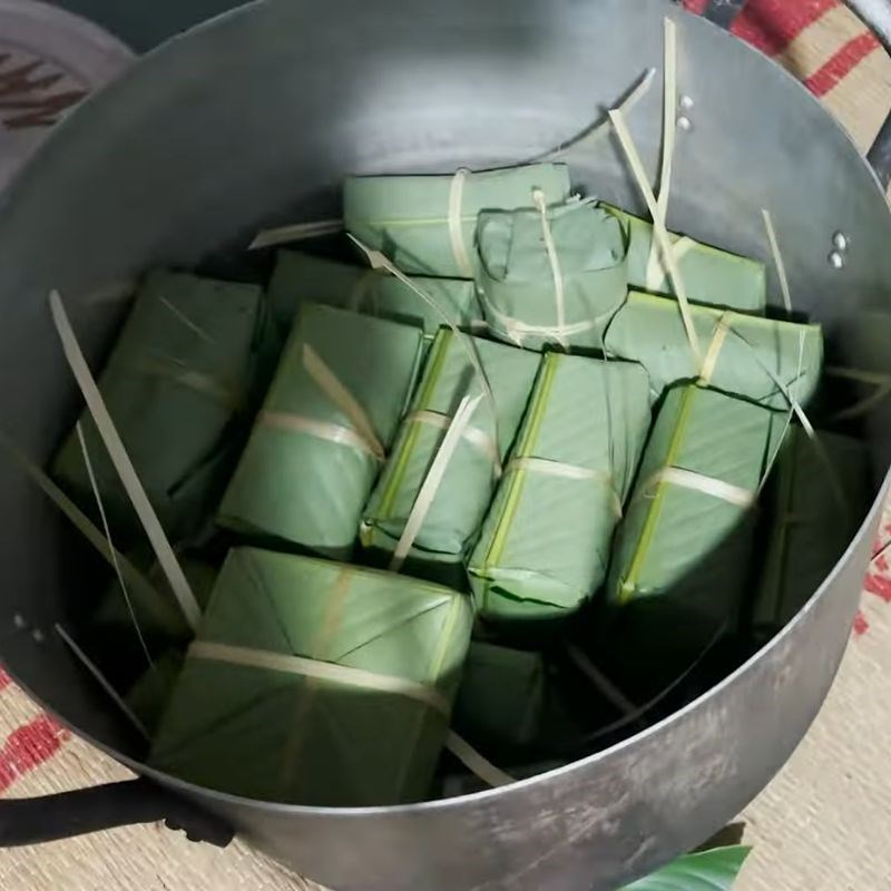 Bước 6 Luộc bánh chưng đúng cách cách gói bánh chưng bằng lá dong