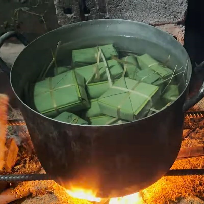 Bước 6 Luộc bánh chưng đúng cách cách gói bánh chưng bằng lá dong