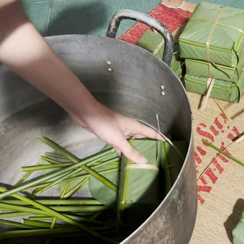 Bước 6 Luộc bánh chưng đúng cách cách gói bánh chưng bằng lá dong