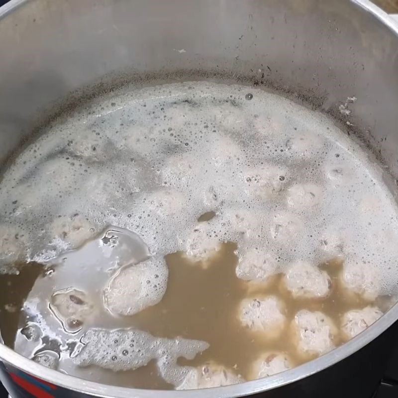 Bước 4 Luộc chả mọc Lẩu riêu cua thập cẩm