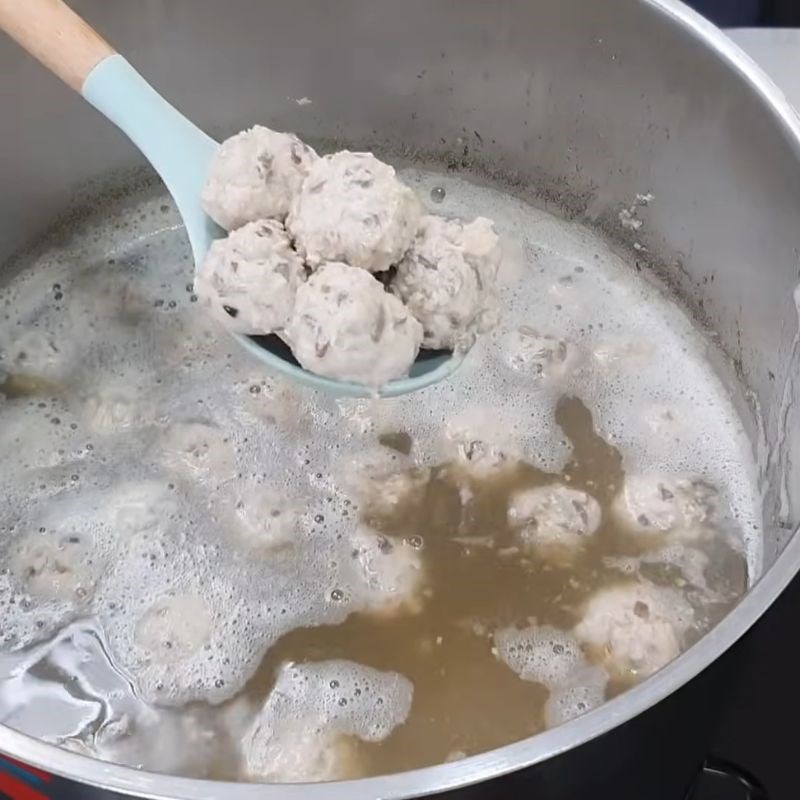 Bước 4 Luộc chả mọc Lẩu riêu cua thập cẩm