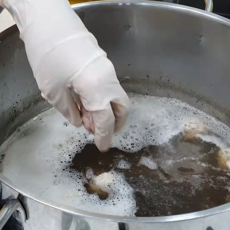 Bước 4 Luộc chả mọc Lẩu riêu cua thập cẩm