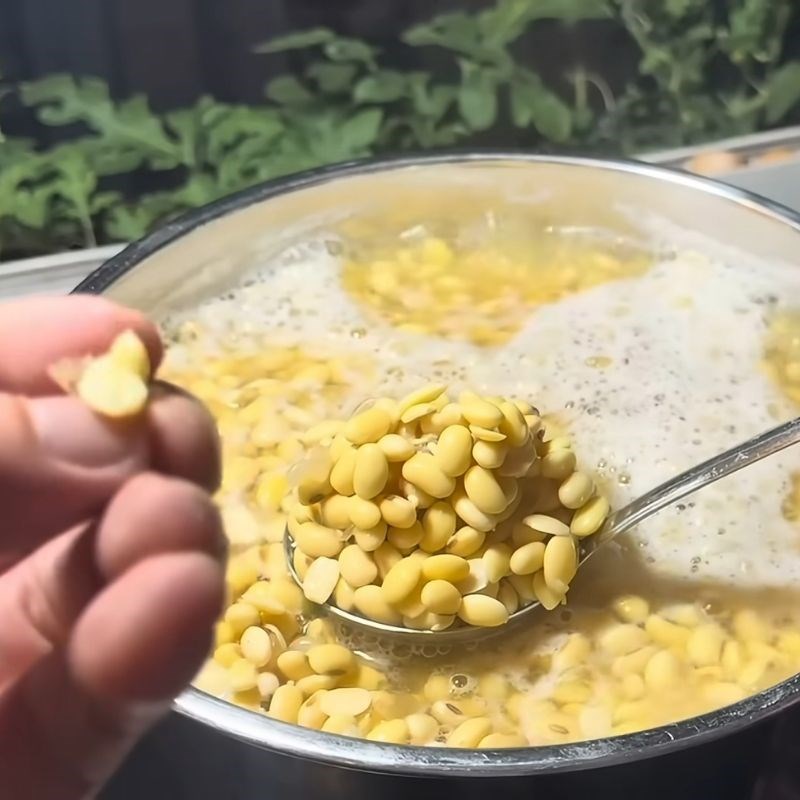 Bước 2 Luộc đậu nành chín mềm nước tương truyền thống