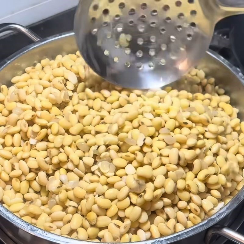 Bước 2 Luộc đậu nành chín mềm nước tương truyền thống