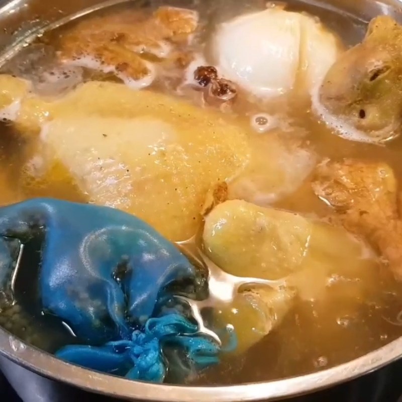 Bước 3 Luộc gà và nấu nước dùng phở gà Hà Nội Phở gà Hà Nội