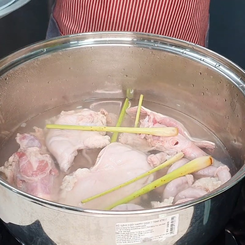 Bước 2 Luộc lòng heo giòn ngon Huyết chưng