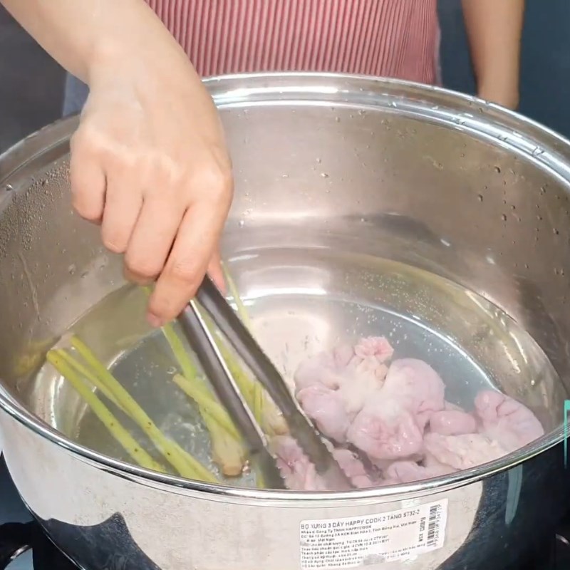 Bước 2 Luộc lòng heo giòn ngon Huyết chưng