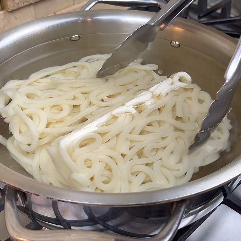 Bước 3 Luộc mì udon dai ngon Mì udon xào bò