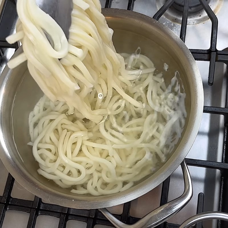 Bước 3 Luộc mì udon dai ngon Mì udon xào bò