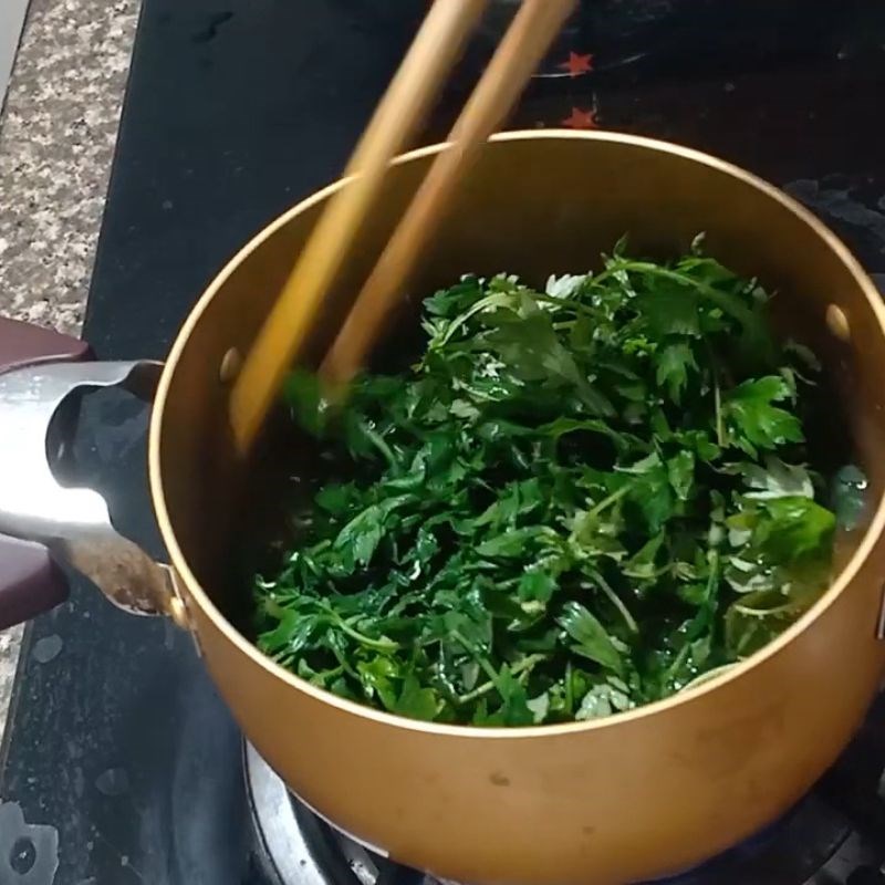 Bước 4 Luộc ngải cứu và chuẩn bị rau ăn kèm trứng cút lộn luộc