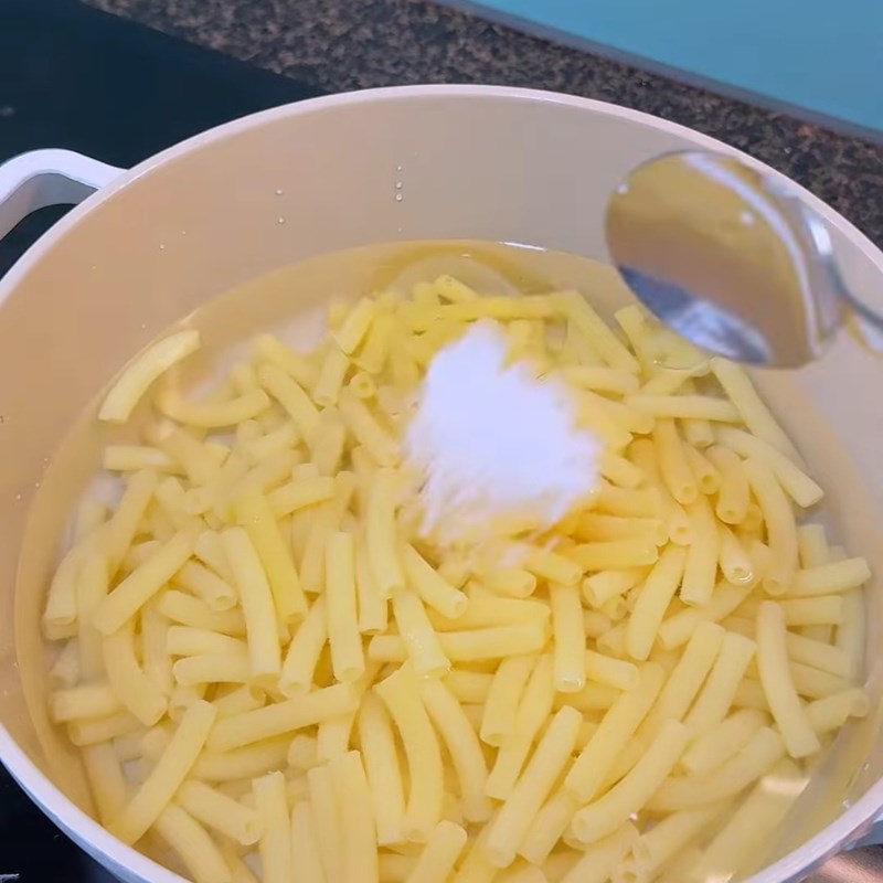 Bước 1 Luộc nui Nui sốt kem