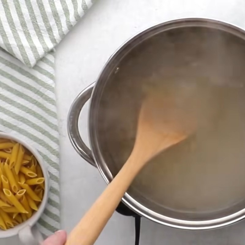 Bước 1 Luộc nui Nui sốt kem bằng sữa tươi