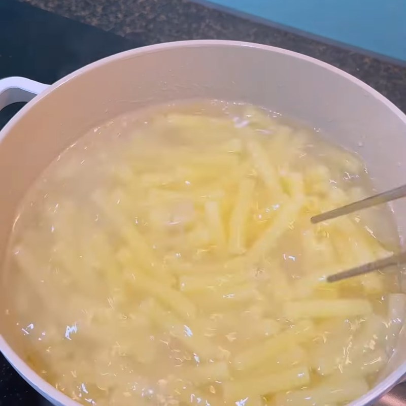 Bước 1 Luộc nui Nui sốt kem