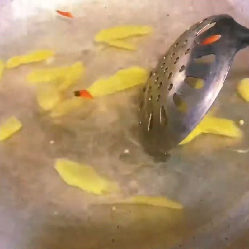 Bước 2 Luộc ốc và lọc nước dùng lẩu ốc