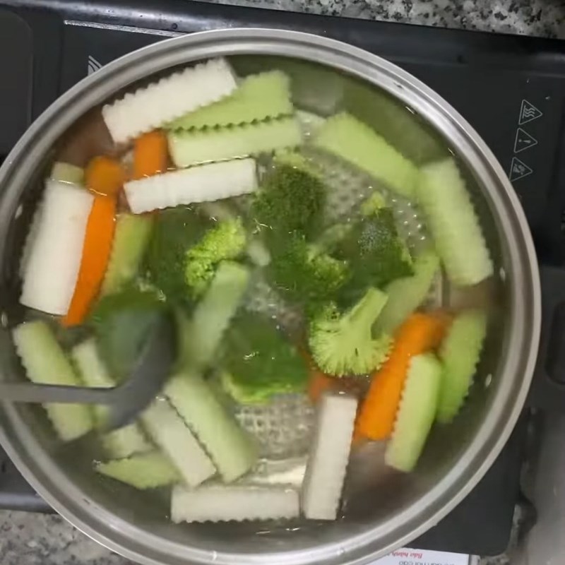 Bước 3 Luộc rau củ giữ màu xanh tươi Rau củ luộc