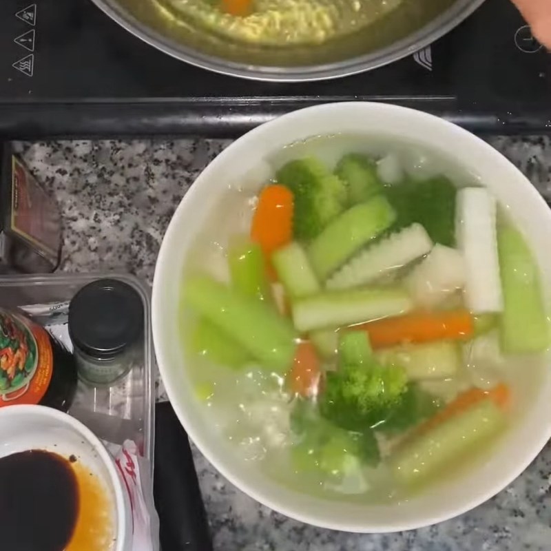 Bước 3 Luộc rau củ giữ màu xanh tươi Rau củ luộc