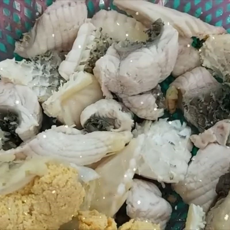 Bước 4 Luộc sơ cá chép giòn cá chép giòn om dưa