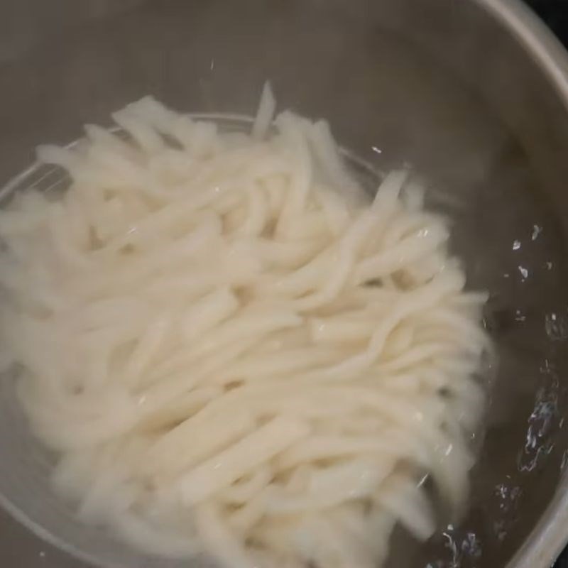 Bước 4 Luộc sơ sợi bánh canh bánh canh vịt miền tây